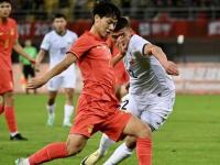 球员状态逐渐提高，足球比赛赛场聚焦