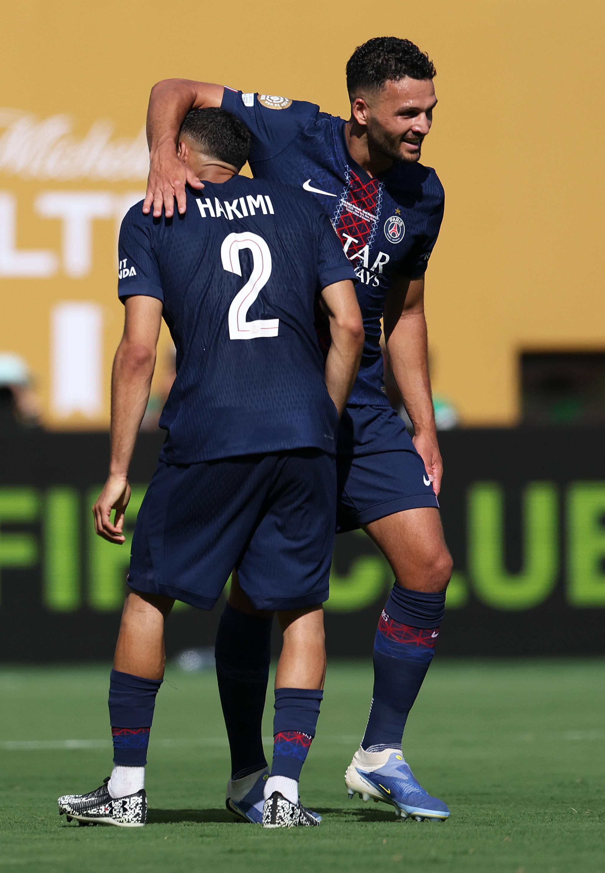 巴黎圣日耳曼主场大胜，球迷热烈庆祝胜利的简单介绍