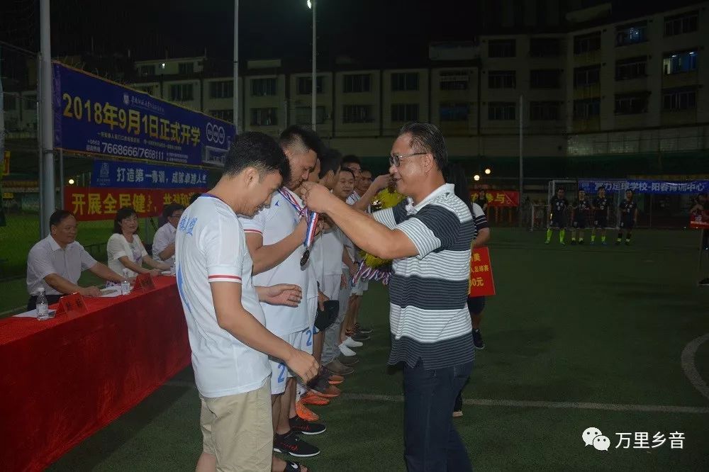 阿拉伯球队在足球赛中向世界展现实力,赢得掌声的简单介绍 阿拉伯球队在足球赛中向世界展现实力,赢得掌声的简单介绍